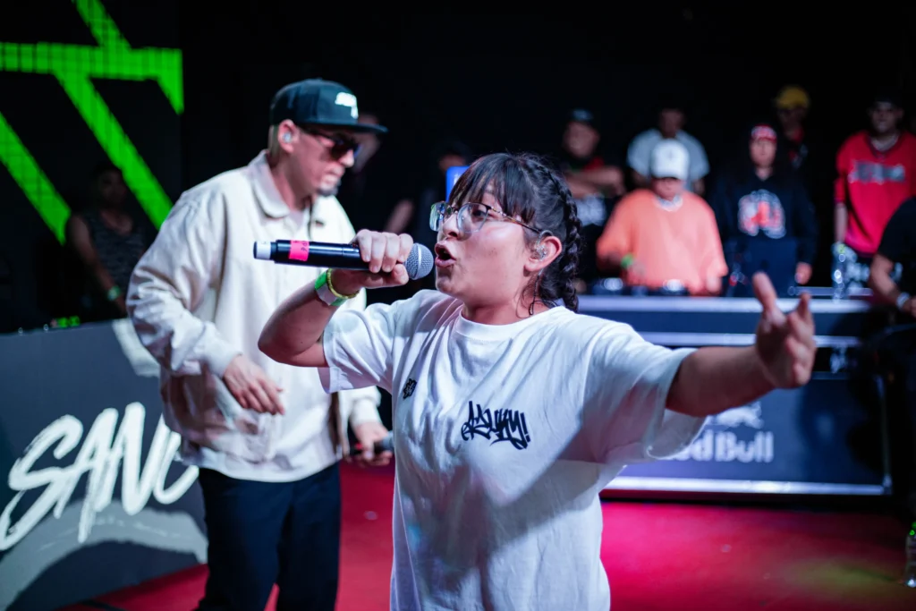 Azuky en pleno freestyle durante una batalla de FMS México
