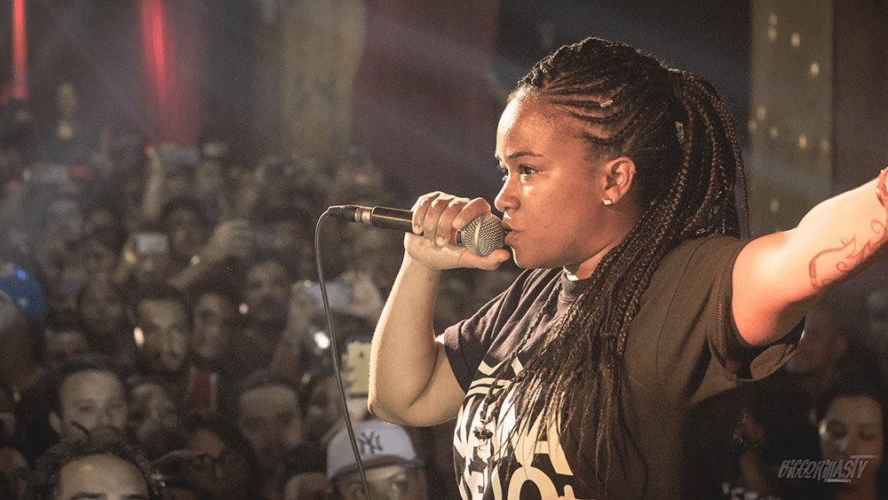 Residente dará concierto gratis en el Zócalo de CDMX 8 Arianna Puello o en pleno performance frente a una multitud entusiasta en un evento musical.