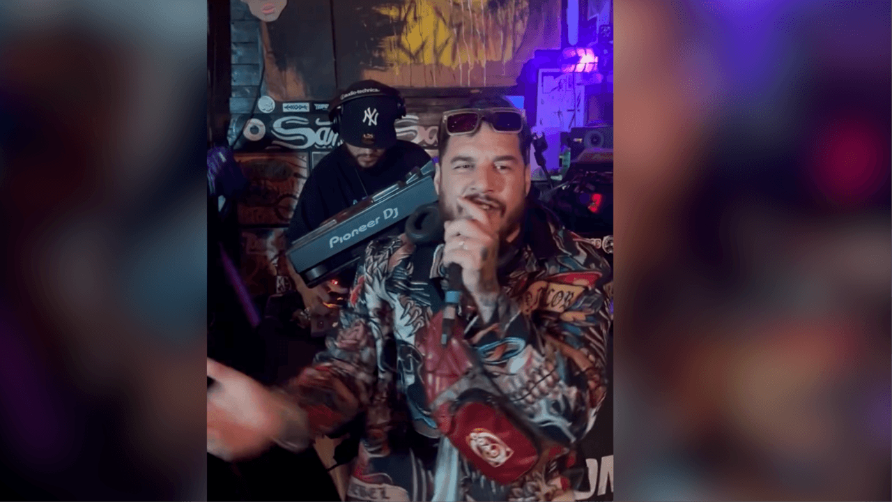 Misionero se Lanza un Freestyle en un Restaurante de Brooklyn Misionero se Lanza un Freestyle en un Restaurante de Brooklyn