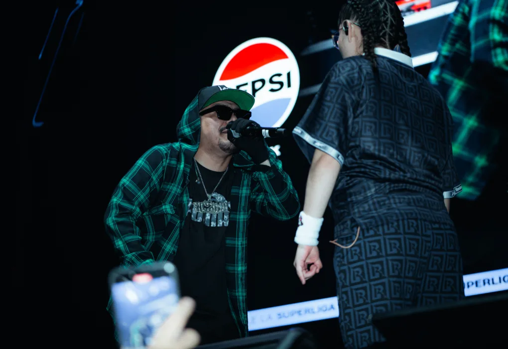 Artistas en un escenario durante actuación.