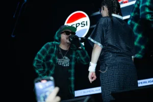 Artistas en un escenario durante actuación.