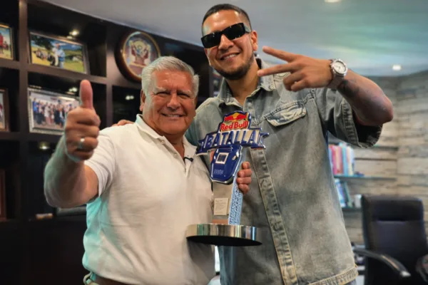 Polémica Jota MC y César Acuña Por qué el rapero regaló su trofeo de Red Bull