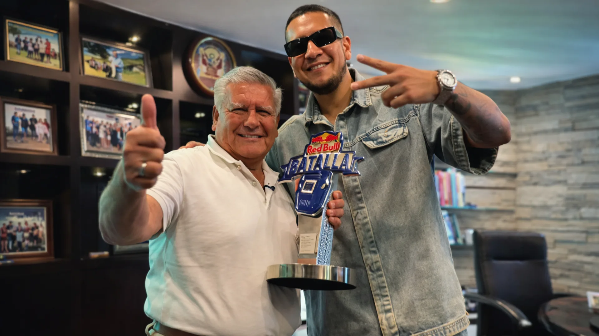 Polémica Jota MC y César Acuña: ¿Por qué el rapero regaló su trofeo de Red Bull? Polémica Jota MC y César Acuña Por qué el rapero regaló su trofeo de Red Bull