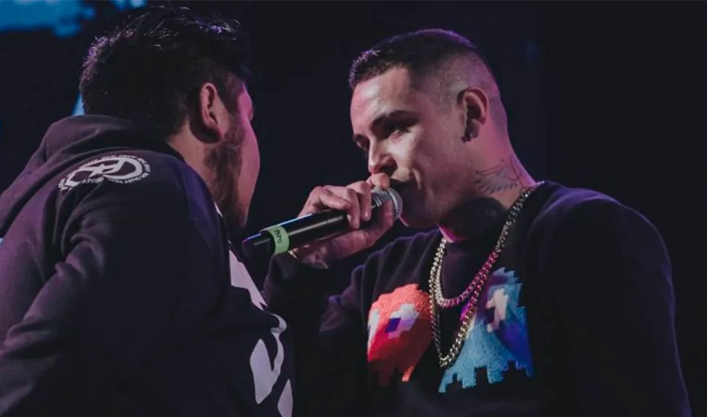 Dos raperos compitiendo en batalla