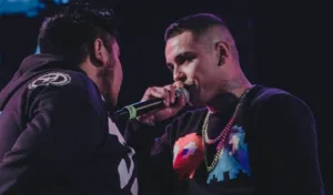 Dos raperos compitiendo en batalla
