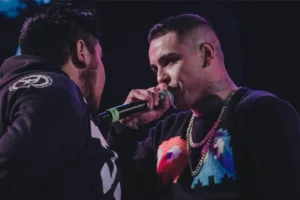 Dos raperos compitiendo en batalla
