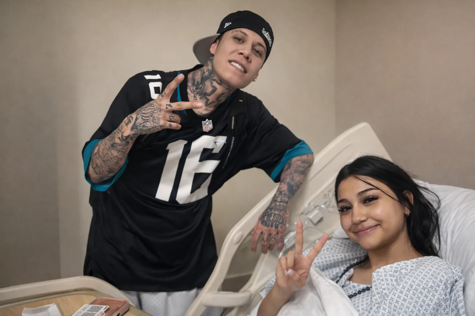 Santa Fe Klan junto a Camila Zamorano despues de su operacion.
