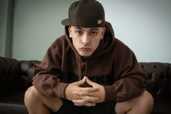 rueno estrena “X Unas Llantas” Chacarera, Hip-Hop y todo sobre su nuevo álbum “Turr4zo”