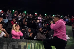 Propuesta de matrimonio sorprende en Liga Bazooka