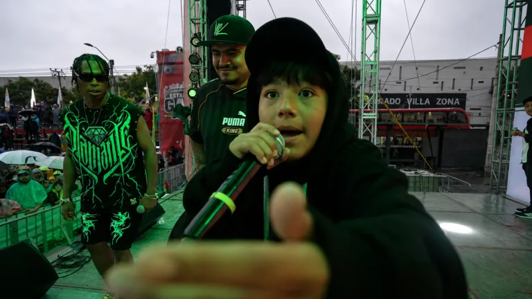 Hijo de Aczino debuta en freestyle en exhibición