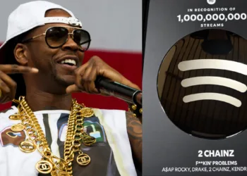 2 Chainz Receives His “Billions Club” de Spotify Plaque for “F**kin’ Problems” 2 Chainz unboxes his Billions Club plaque for F**kin' Problems