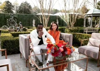 Exjefa de Diddy reaparece y ahora trabaja con Usher tras quedar fuera del proceso penal Exjefa de Diddy