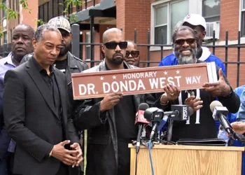 Dr. Donda West Way Chicago homenaje Kanye West