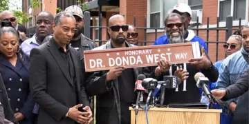 "Dr. Donda West Way": Chicago rinde homenaje a la madre de Kanye West Dr. Donda West Way Chicago homenaje Kanye West