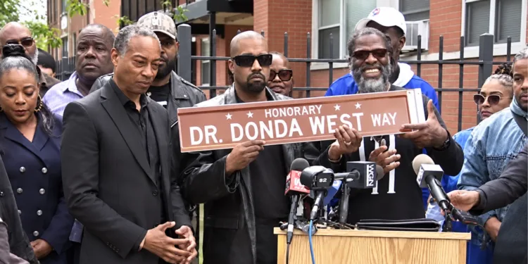 INICIO Dr. Donda West Way Chicago homenaje Kanye West