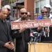 "Dr. Donda West Way": Chicago rinde homenaje a la madre de Kanye West Dr. Donda West Way Chicago homenaje Kanye West