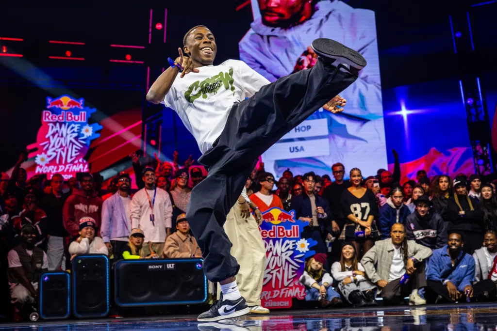 Willis vence a Yoon Ji y gana la Final Mundial de Red Bull Dance Your Style 2026 Willis, con camiseta blanca y pantalón holgado negro, lanza una patada alta durante una batalla de la Final Mundial de Red Bull Dance Your Style 2026 en Zúrich