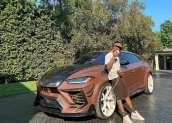 Travis Scott gasta millones en cuatro coches vintage en una sola visita al museo de Illinois Travis Scott gasta millones en cuatro coches