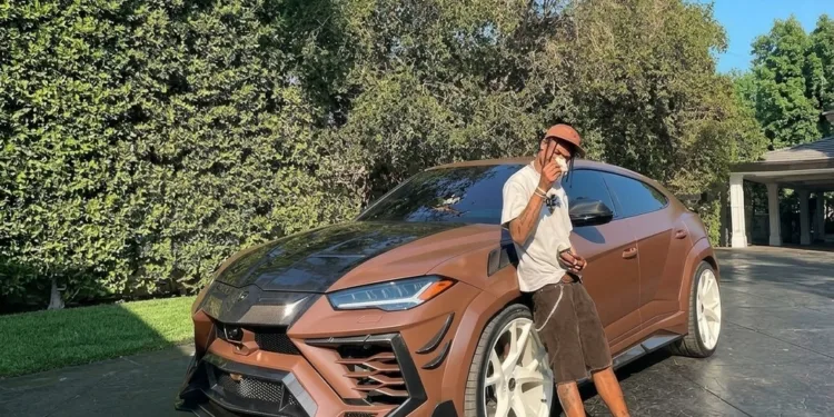 Travis Scott gasta millones en cuatro coches