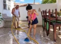 Cardi B limpiando la casa de sus abuelos en Castañuelas, Montecristi, República Dominicana, durante su cumpleaños 34