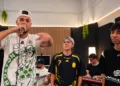 Gazir entrena a JM Serna en España para la Final Nacional de Red Bull Batalla Colombia Bnet, Gazir y JM Serna posan juntos, con una banda de músicos en vivo detrás, durante el reto de musicalidad del entrenamiento de JM Serna en España de cara a la Final Nacional de Red Bull Batalla Colombia.