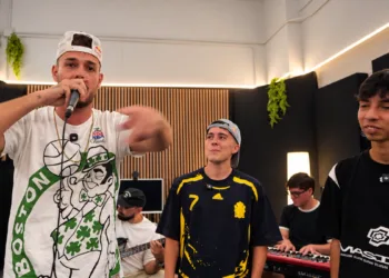 Gazir entrena a JM Serna en España para la Final Nacional de Red Bull Batalla Colombia Bnet, Gazir y JM Serna posan juntos, con una banda de músicos en vivo detrás, durante el reto de musicalidad del entrenamiento de JM Serna en España de cara a la Final Nacional de Red Bull Batalla Colombia.