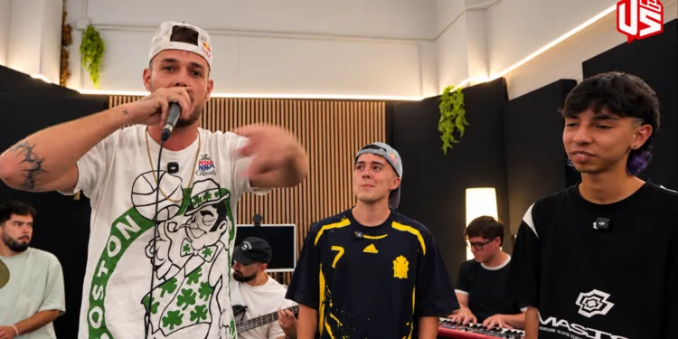 Gazir entrena a JM Serna en España para la Final Nacional de Red Bull Batalla Colombia Bnet, Gazir y JM Serna posan juntos, con una banda de músicos en vivo detrás, durante el reto de musicalidad del entrenamiento de JM Serna en España de cara a la Final Nacional de Red Bull Batalla Colombia.