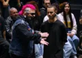 hili Parker y Replik frente a frente durante su batalla estelar de Liga Bazooka Argentina, con el público sentado detrás