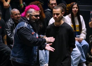 hili Parker y Replik frente a frente durante su batalla estelar de Liga Bazooka Argentina, con el público sentado detrás
