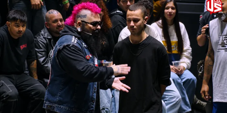 hili Parker y Replik frente a frente durante su batalla estelar de Liga Bazooka Argentina, con el público sentado detrás